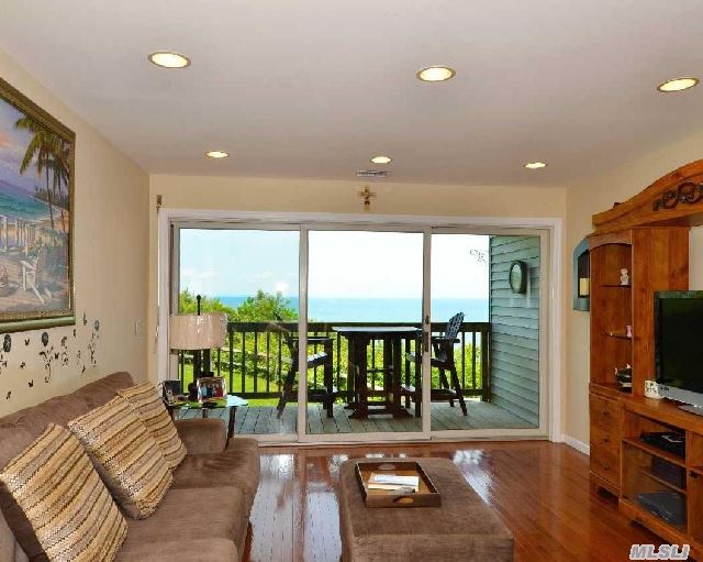 1005 Bluffs Dr