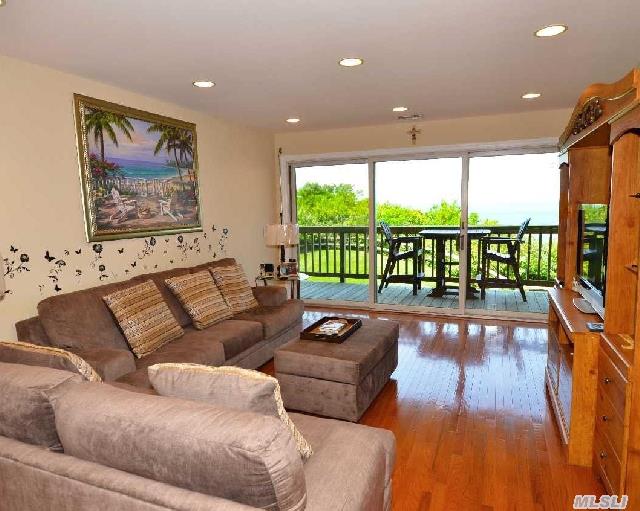 1005 Bluffs Dr