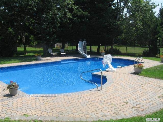 300 Green Hill Ln