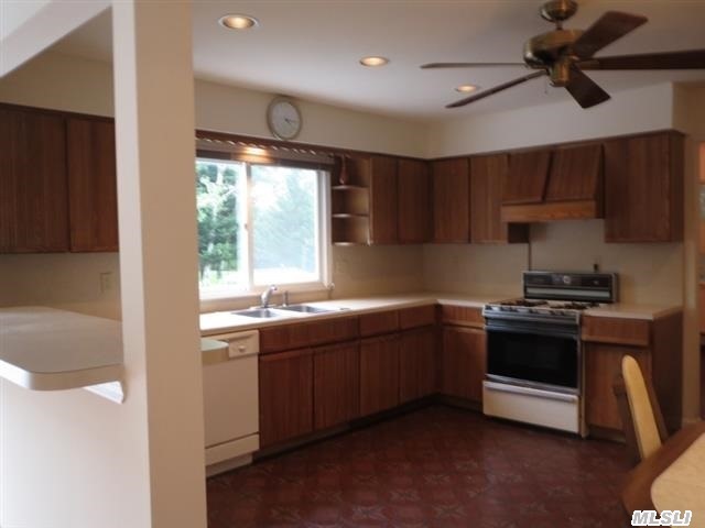 300 Green Hill Ln