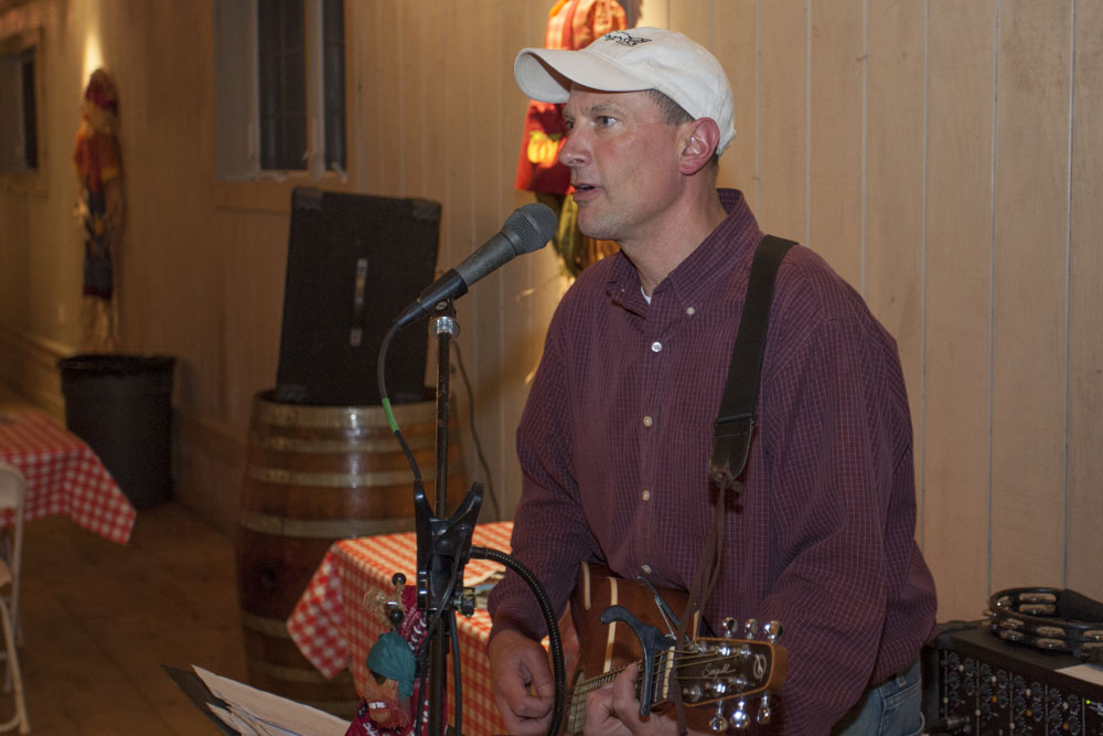 Tony Nish performed. (Credit: Katharine Schroeder)