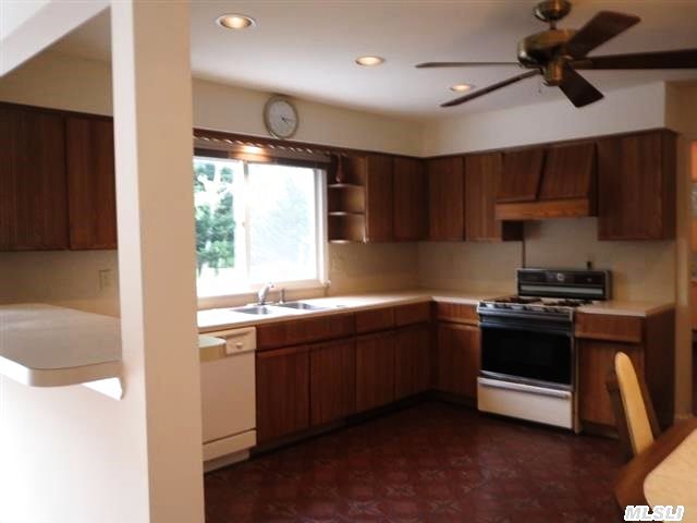 300 Green Hill Ln