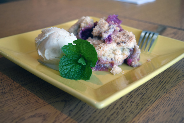 A cranberry apple fruit crisp. (Credit: Vera Chinese)