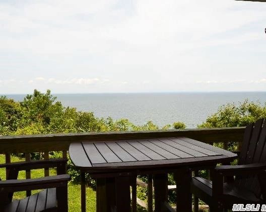 1005 Bluffs Dr