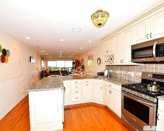 1005 Bluffs Dr