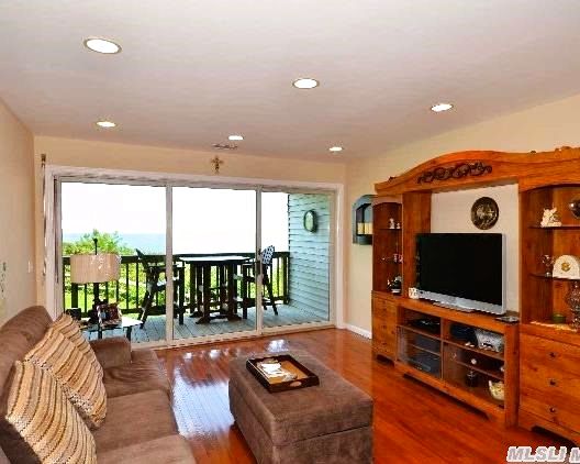 1005 Bluffs Dr
