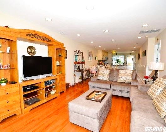 1005 Bluffs Dr