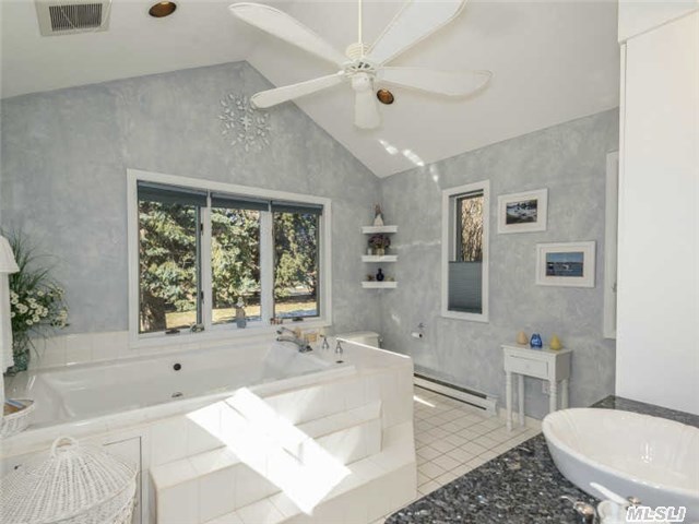 2105 Country Club Dr