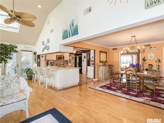 2105 Country Club Dr