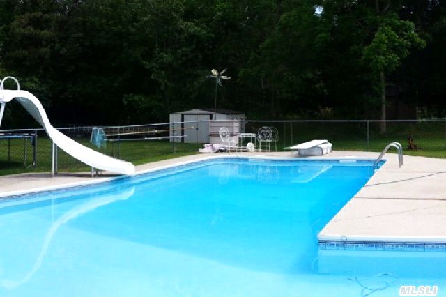 24 Michaels Ln