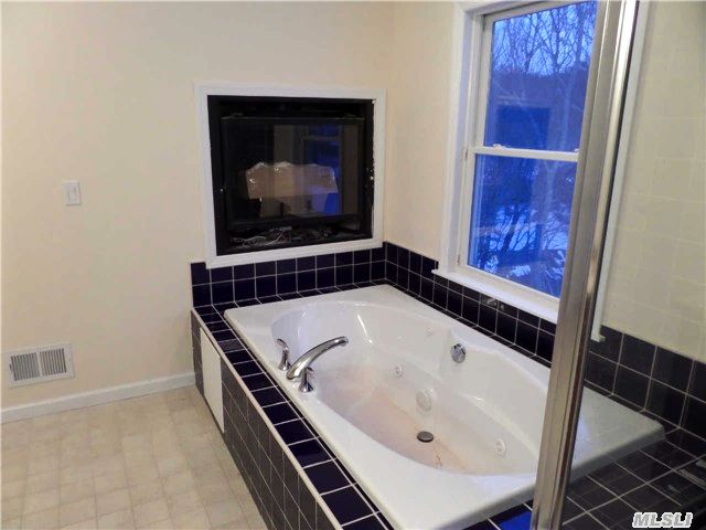 40 Sea Breeze Dr