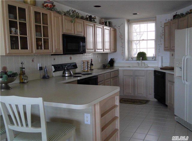 555 Meadow Ct