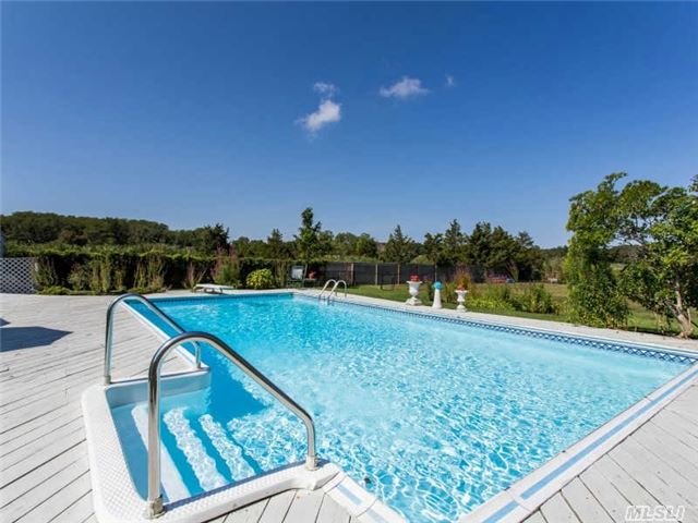 735 Waterview Dr