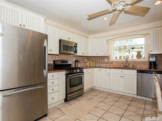 735 Waterview Dr