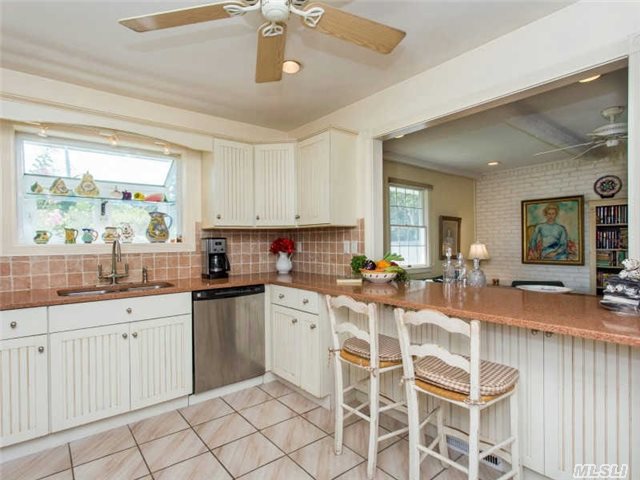 735 Waterview Dr