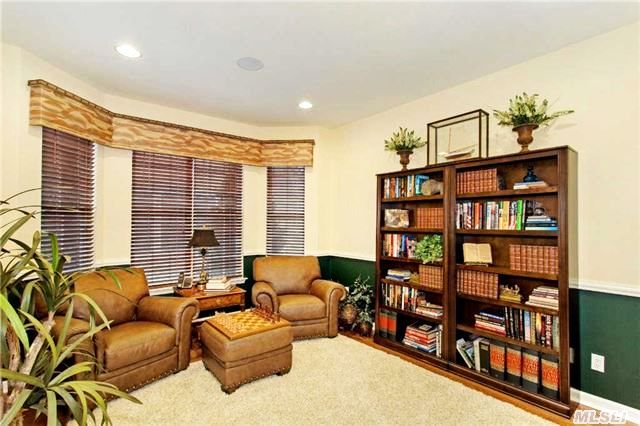 21 Wake Robin Ln