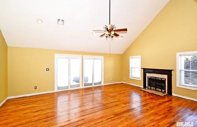 7 Long View Dr