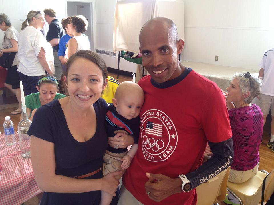 Meb Keflezighi poses for a photo with northforker.com editor Vera Chinese and her son Jackson Parpan. (Credit: JoAnn Kirkland)