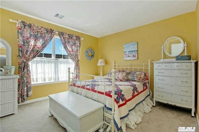 61 Wake Robin Ln