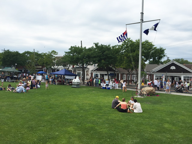 The crowd along Front Street at the entrance to Mitchell Park about 2 p.m. Saturday. (Credit: Grant Parpan)