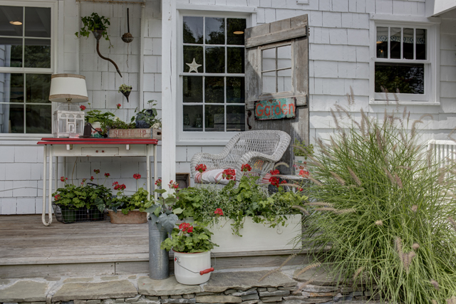 A porch designed by Julie Hanus of Blooms By Design and Terry Hofer. (Credit: Liz Glasgow)