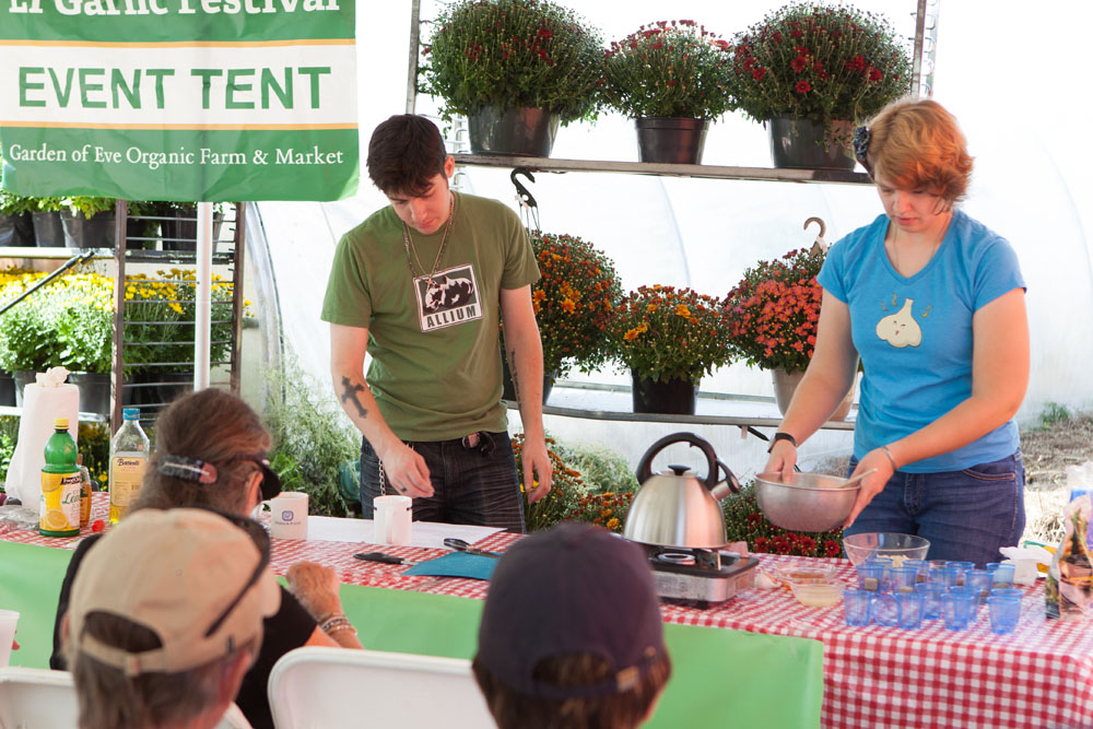 Eric Schmelerberg and Meg Adamo demonstrate how to prepare garlic tea.