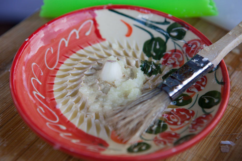 The garlic plate, an invention that allows you to safely mash garlic without the need for a grater or press.
