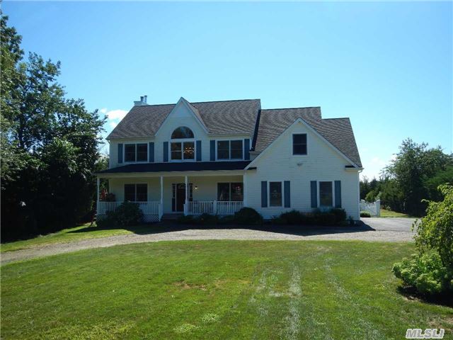 127 Herricks Ln