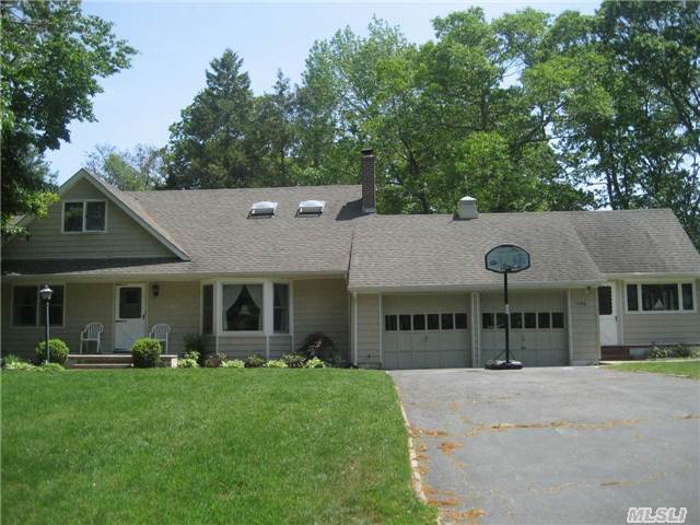 Woodcliff Dr