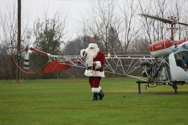Santa arrives via helicopter in Cutchogue. (Credit: Katharine Schroeder)