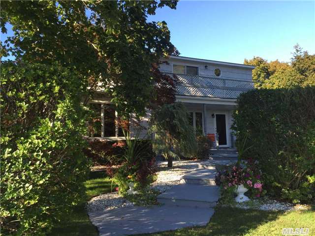 22 Front St