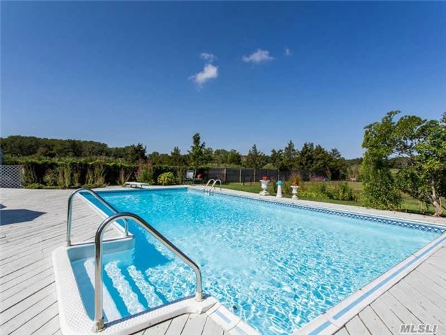 735 Waterview Dr