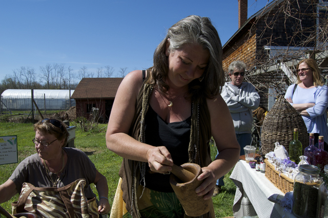 Beekeeper and herbalist Sarah Shepherd demonstrates how to ground lavender, bay leaves, roses and peppermint to make a a delicious smelling satchet.