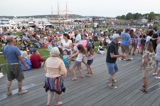 Dances_in_Park_25