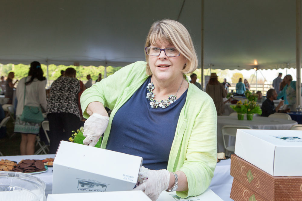 Linda Wulforst slices Briermere Farms pies. (Credit: Katharine Schroeder)