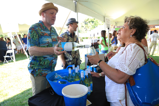 Chris Johnson from Cloud No. 9 Estate pouring wine for Gloria Patane from Manhattan. (Credit: Krysten Massa)