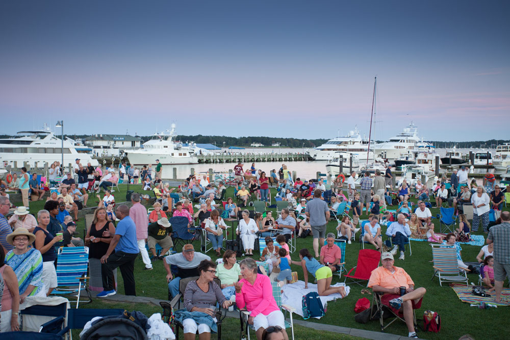 The crowd in Mitchell Park.