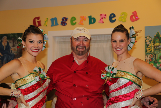 Rockette Courtney Rottenberder (1.), Gingerbread University owner Fred Terry Sr. and Rockette Melinda Farrell (r.)