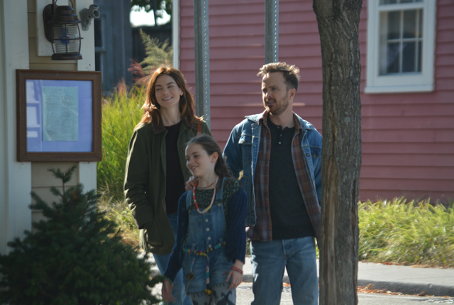 Michelle Monaghan (1.), Aimee Laurence (c.) and Aaron Paul (r.) shoot a scene for "The Path" in Greenport.