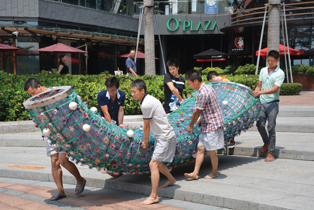 Project participants carry the sculpture to the bay. (Credit: Cindy Pease Roe, courtesy)