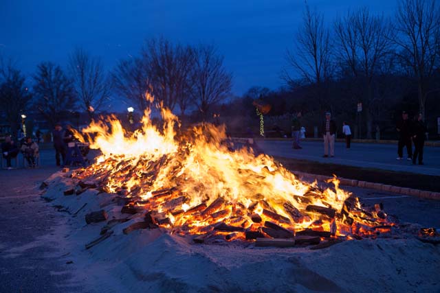 A scene from the 2015 Riverhead holiday bonfire. The annual event is set for Saturday, Dec. 3 from 4 to 8 p.m. (Credit: Katharine Schroeder)