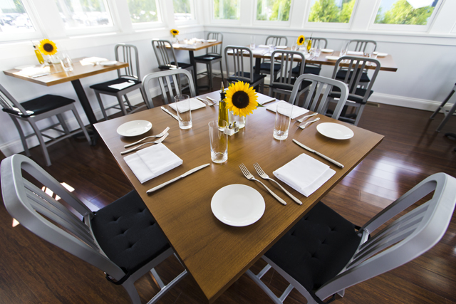 The dining room inside Caci