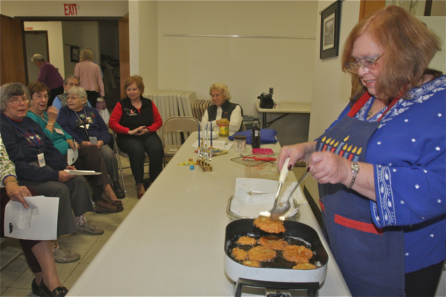 Sheila Muller of Aquebogue demonstrates how to make latkes in 2015. (Credit: Barbaraellen Koch)