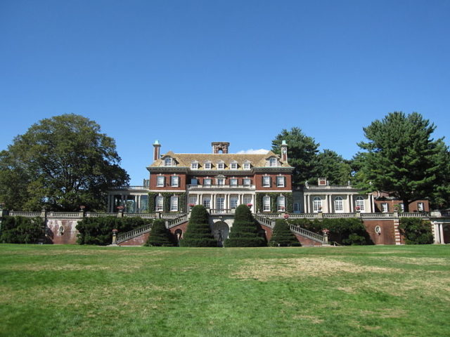 https://upload.wikimedia.org/wikipedia/commons/f/fe/Old_Westbury_Gardens_10.JPG